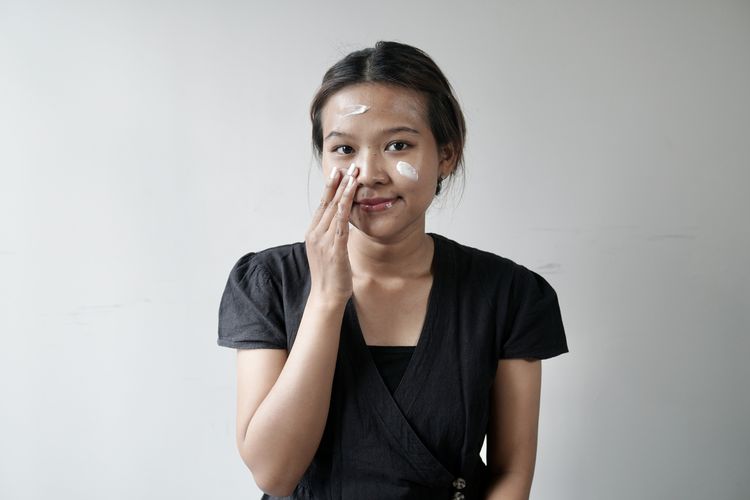tutorial makeup, idul adha 2025, makeup tutorial, makeup tutorial step by step, makeup idul adha, tutorial makeup untuk idul adha, makeup tahan lama dan natural utnuk idul adha 2025, Tutorial Make Up Natural dan Tahan Lama untuk Idul Adha, 1. Mulai dengan persiapan kulit, 2. Gunakan primer untuk ketahanan tambahan, 3. Pilih alas bedak ringan dengan hasil glowing natural, 4. Concealer tipis di area gelap, 5. Bentuk alis secara natural, 6. Rias mata dengan warna netral, 7. Aplikasikan blush on dengan warna segar, 8. Set riasan dengan bedak tabur, 9. Tambahkan highlighter tipis, 10. Pakailah lip tint atau gloss, 11. Kunci dengan setting spray