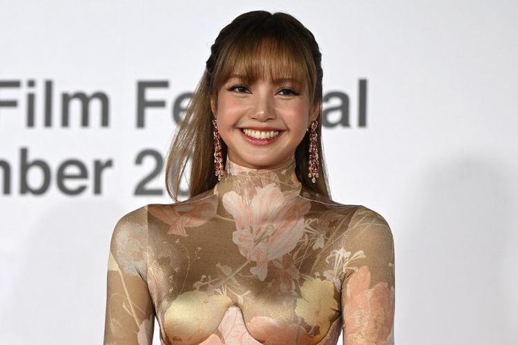 Lisa BLACKPINK, Maison Margiela, Lalisa Manoban, Busan International Film Festival, outfit Lisa BLACKPINK, busana lisa blackpink, baju lisa blackpink, biff 2025, busan international film festival 2025, dress lisa blackpink, Potret Lisa Blackpink di Busan International Film Festival 2025, Pakai Dress Maison Margiela