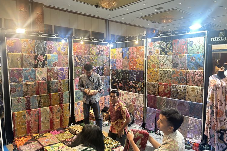 Inacraft, Inacraft 2025, Jenis barang yang ada di Inacraft 2025, pameran inacraft, pameran inacraft 2025, inacraft 2025 october, Inacraft 2025, Ini 10 Jenis Barang UMKM Indonesia yang Bisa Ditemukan, 1. Kain batik, 2. Tas rotan, tenun, dan kulit, 3. Busana dari batik dan tenun, 4. Perhiasan, 5. Alat masak dan perlengkapan makan, 6. Barang dekorasi rumah, 7. Kipas tangan, 8. Sepatu, 9. Produk perawatan kulit, 10. Kebaya