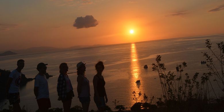 sunset, Mandalika, 5 Spot Sunset Terbaik di Mandalika, Siapkan Kamera untuk Abadikan Momen, 1. Bukit Merese, 2. Pantai Kuta Mandalika, 3. Pelabuhan Labuan Bajo, 4. Bukit Cinta (Bukit Silvia), 5. Kampung Ujung