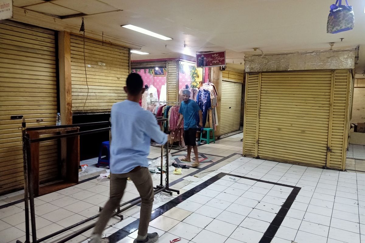 bandung, jawa barat, Pasar Baru Bandung, pedagang pasar baru bandung, pasar baru bandung sepi, pedagang pasar baru bandung terdampak pandemi, pedagang pasar baru bandung bangkrut, Kisruh Panjang Pasar Baru Bandung: Pedagang Pernah Diusir, Kini Menang Kasasi di MA, Aksi Ribuan Pedagang, Awal Mula Gugatan, Kemenangan di Mahkamah Agung, Janji Renovasi Tak Terpenuhi
