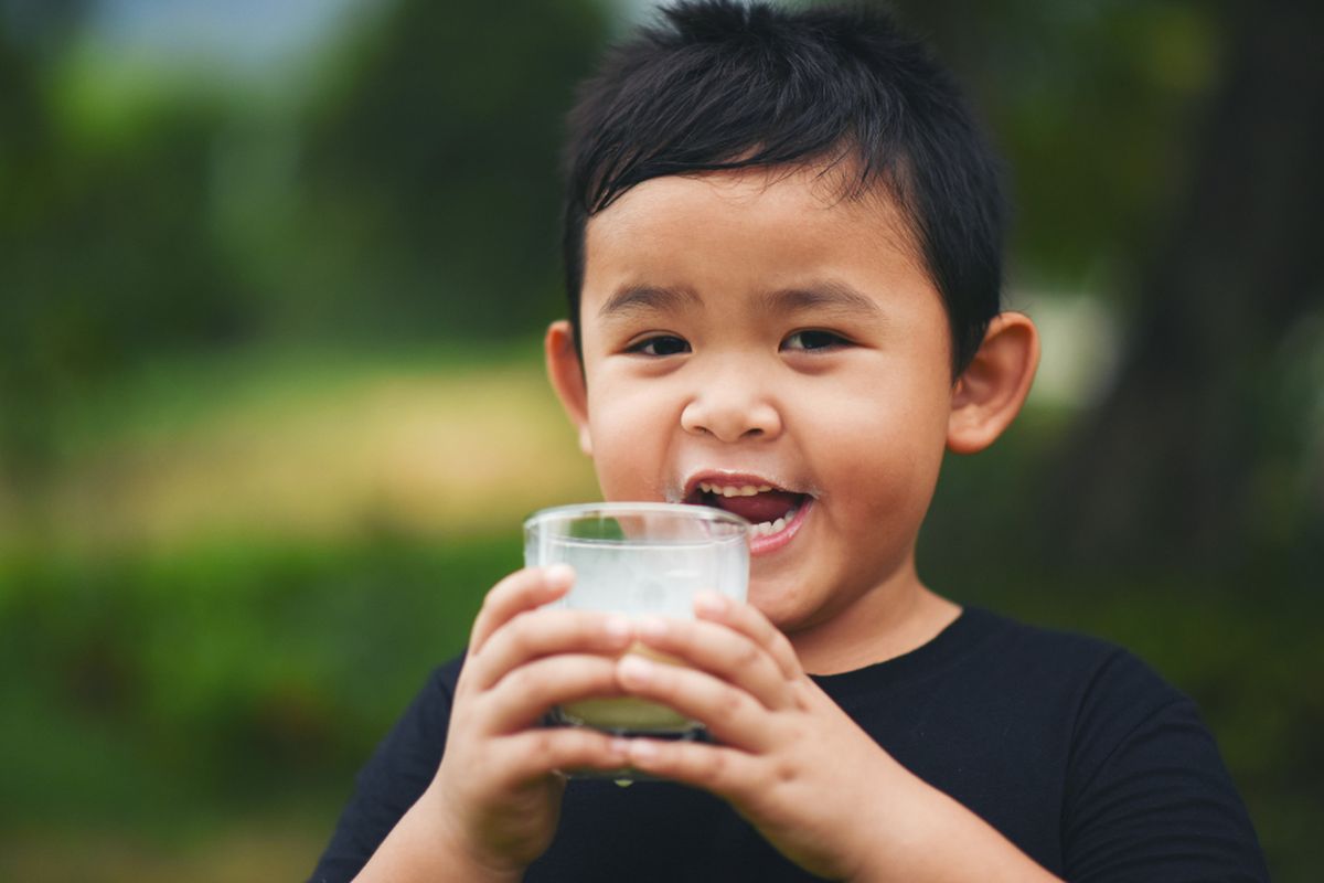obesitas, Minuman Manis Bisa Picu Obesitas pada Anak yang Mager, Konsumsi Gula Berlebih Picu Obesitas, Kurang Aktivitas Fisik Perparah Risiko, Anak Perlu Aktif Bergerak, Pentingnya Mengatur Konsumsi Gula