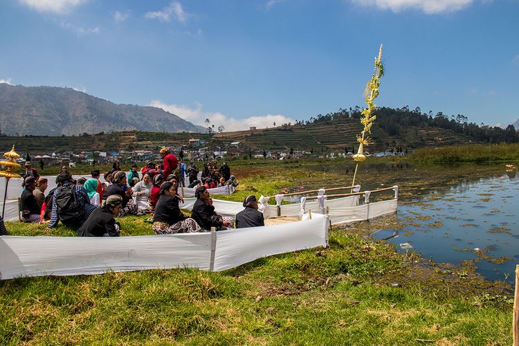 Dieng Culture Festival 2025, dcf 2025, jadwal dieng culture festival 2025, Jadwal Lengkap Dieng Culture Festival 2025 Hari Kedua, Minggu 24 Agustus, 07.00 – selesai: Aksi Dieng Bersih, 08.00 – 09.30: Kirab budaya, 09.00 – Selesai: Bazar UMKM &amp; bazar UMKM tradisional, 09.30 – 11.30: Prosesi jamasan dan ruwat anak rambut gimbal, 11.30 – 12.00: Ngalap berkah, 12.00 – 13.00: Prosesi pelarungan rambut anak gimbal, 13.00 – 15.00: Pentas seni tradisi, 19.00 – 21.00: Panggung budaya