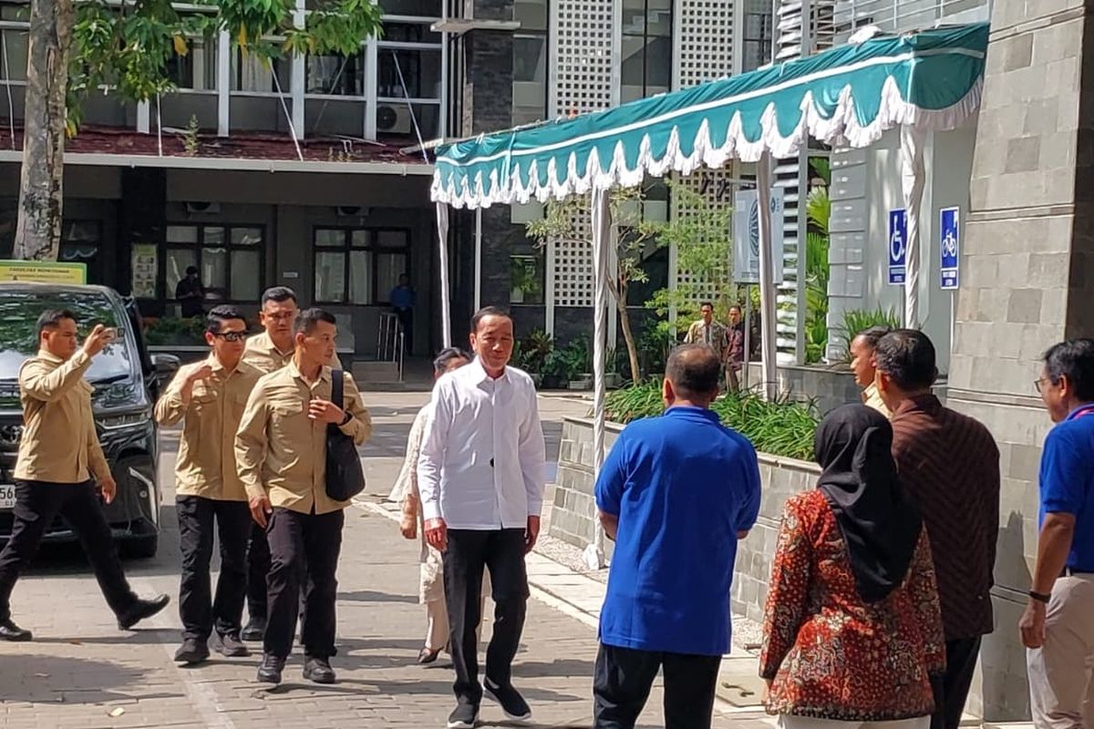 Joko Widodo, Jokowi, Fakultas Kehutanan UGM, Jokowi Hadiri Reuni Angkatan 80 Fakultas Kehutanan UGM, Jokowi Reuni Fakultas Kehutanan UGM, Jokowi Hadiri Reuni Angkatan 80 Fakultas Kehutanan UGM