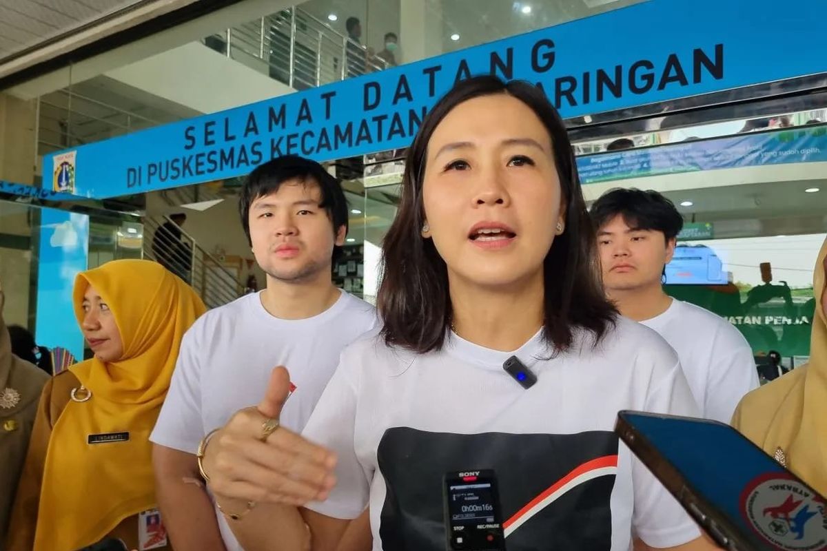 Veronica Tan, cek kesehatan gratis, wamen pppa, Veronica Tan cek kesehatan gratis, Wamen PPPA Veronica Tan Ajak 2 Anaknya Ikuti Cek Kesehatan Gratis di Puskesmas Penjaringan