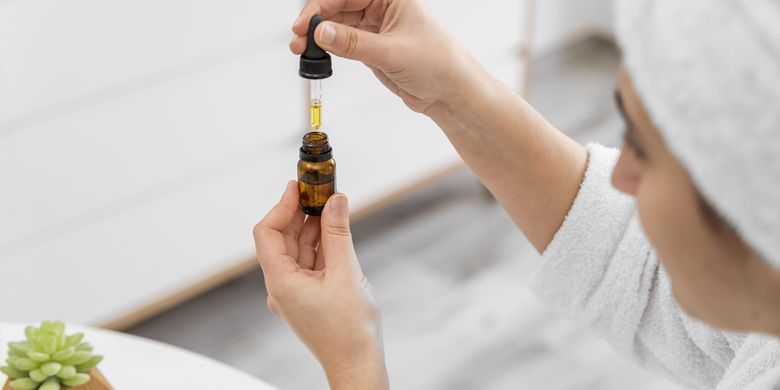 ibu baru, ibu pasca melahirkan, ibu menyusui, ibu baru melahirkan, diet setelah melahirkan, pantangan ibu menyusui, pantangan ibu pasca melahirkan, larangan setelah melahirkan, skincare ibu menyusui, 5 Hal yang Sebaiknya Dihindari Ibu Saat Menyusui dan Pemulihan Pasca-Melahirkan, 1. Melakukan aktivitas fisik yang berat, 2. Melakukan diet ketat, 3. Mengonsumsi obat pelangsing, 4. Melakukan perawatan kulit yang berlebihan, 5. Menggunakan obat atau skincare sembarangan