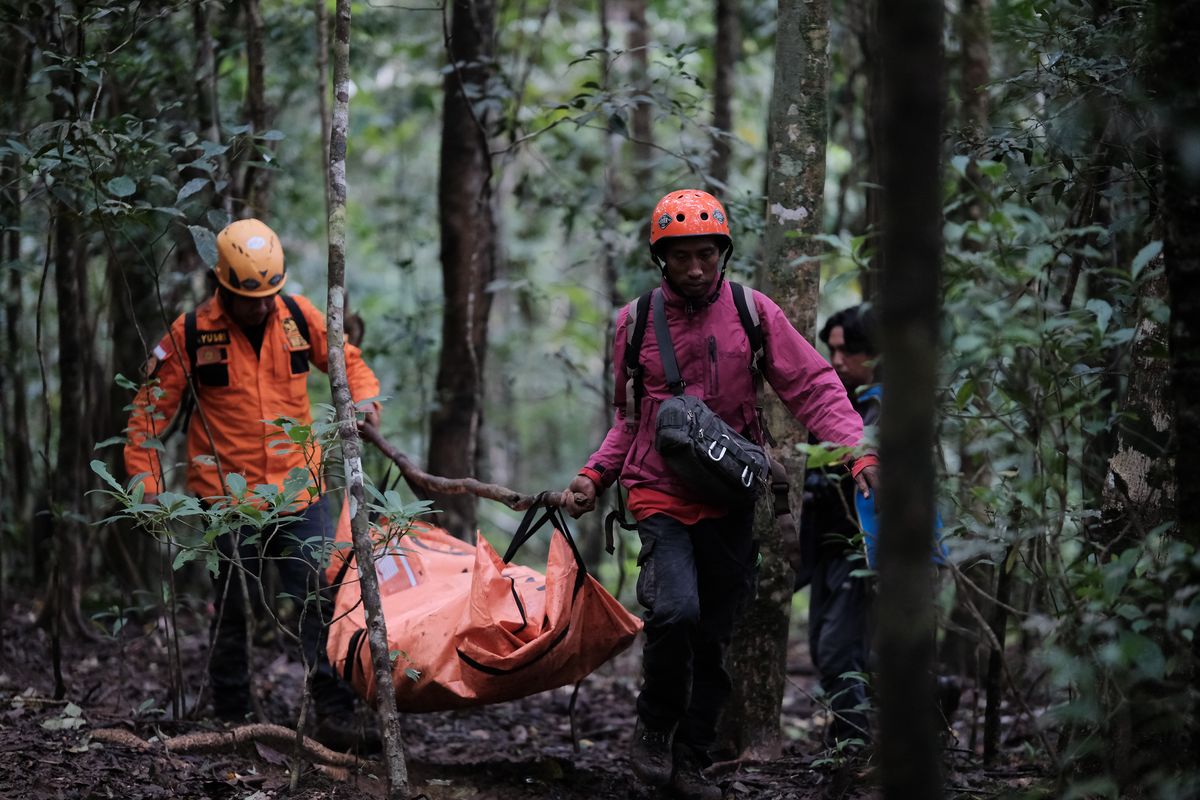 Pangkep, 30 Jam Bertaruh Nyawa, Tim SAR Evakuasi Jenazah Korban Pesawat ATR di Tebing Bulusaraung, Rappeling di Tebing Terjal 1.353 MDPL, Bertahan di Tengah Ancaman Longsor, Evakuasi Korban Kedua Berjenis Kelamin Perempuan, Daftar Kru dan Penumpang Pesawat IAT PK-THT, Harapan Keluarga di RS Bhayangkara