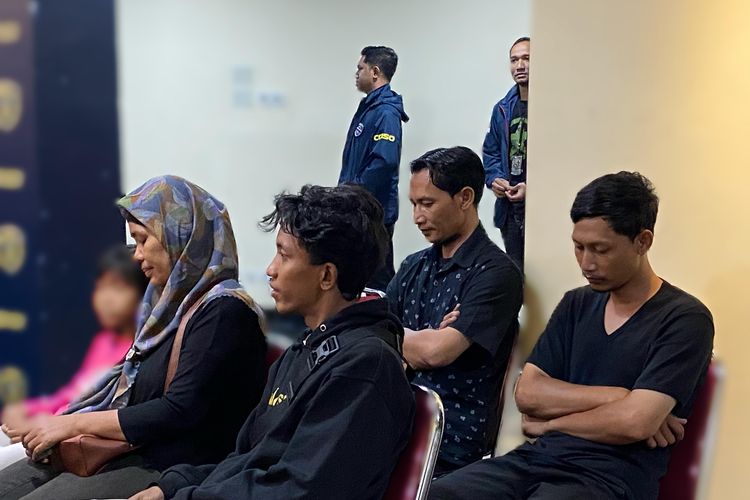 Eko Purnomo, bima permana putra, pemuda hilang demo Jakarta, Eko Purnomo hilang demo, Bima Permana Putra hilang demo, kabar pemuda hilang demo Jakarta 2025, pemuda kabur ke Malang jual motor, kronologi pemuda hilang demo, berita viral demo Jakarta hilang, Viral Pemuda Dikira Hilang Saat Demo Jakarta, Ternyata Kabur Tanpa Kabar: Begini Kronologinya, Keluarga ucapkan terima kasih, Kronologi Bima: pergi ke Malang, jual motor di Tegal, Kronologi Eko: hilang setelah nonton demo, ditemukan di kapal, Polisi: tidak ada hubungan dengan demo