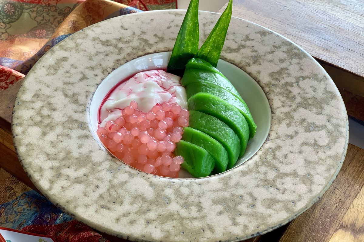 es pisang ijo, membuat es pisang ijo, Cara membuat es pisang ijo, 6 Rahasia Es Pisang Ijo Enak, Tips dari Chef Hotel di Makassar, 1. Pakai pisang raja, 2. Kukus pisang terlebih dulu, 3. Masak adonan kulit pisang ijo sampai mendidih, 4. Tambahkan mentega ke adonan kulit, 5. Pakai daun pandan, 6. Cara menggulung kulit pisang ijo