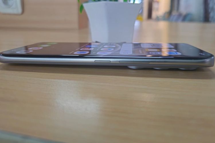 Tecno, Camon 50 Pro, Hands-on Tecno Camon 50 Pro 5G, HP Mid-range yang Enteng dan Elegan, Layar curved yang estetik dan sudut lengkung yang bikin nyaman, Melihat sisi-sisi lain, Layarnya juga "clean look", Spesifikasi Tecno Camon 50 Pro 5G, Harga Tecno Camon 50 Pro 5G di Indonesia