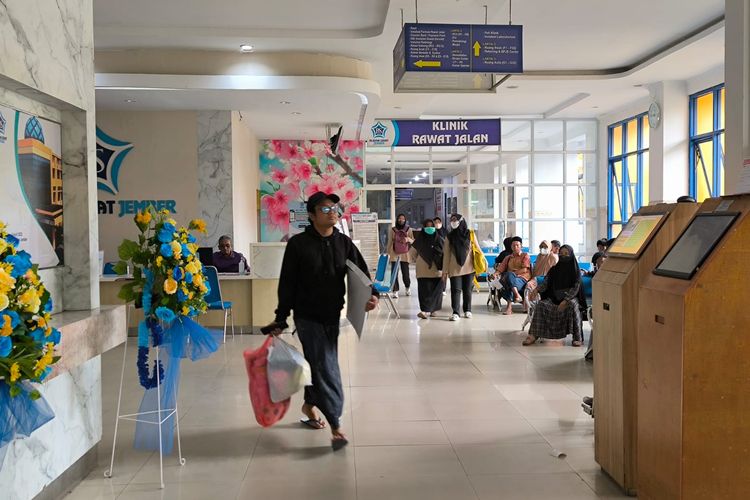 Probolinggo, Sopir bus jadi tersangka, kecelakaan probolinggo, RS Bina Sehat, kecelakaan di jalur bromo, kecelakaan Bromo, RS Bina Sehat Jember, kecelakaan rombongan rsbs jember, Sopir Bus Kecelakaan Jalur Bromo Ditahan, Mata Berkaca-kaca Saat Jadi Tersangka