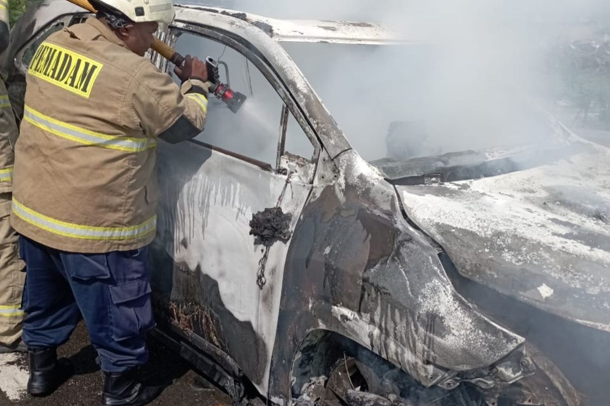Innova, Pantai Indah Kapuk, korsleting listrik, mobil terbakar, pantai indah kapuk, Korsleting listrik, innova, Mobil terbakar, Innova Zenix Terbakar, Video Innova Zenix Terbakar di PIK, Diduga Akibat Korsleting