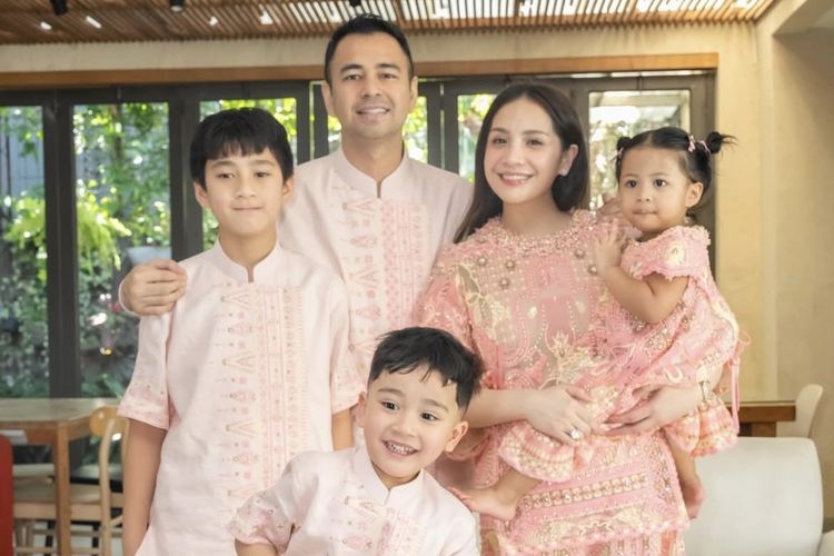 Raffi Ahmad, Nagita Slavina, Intip Outfit Lebaran Raffi Ahmad dan Nagita Slavina, Serasi Pakai Pink, Nuansa pink muda yang lembut dan elegan, Detail busana Nagita Slavina yang feminin, Gaya Raffi Ahmad dalam baju koko, Busana anak-anak yang menggemaskan