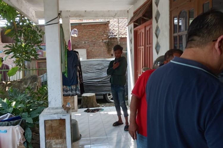 Surabaya, Kronologi Rumah Nenek di Surabaya Diduga Dirobohkan Ormas, Kasus Berproses di Kepolisian, Awal pengusiran paksa, Barang dipindahkan, rumah dirobohkan, Laporan ke Polda Jatim, Sidak Wakil Wali Kota Surabaya, Versi Ketua RT dan pihak pembeli, Dorongan proses hukum