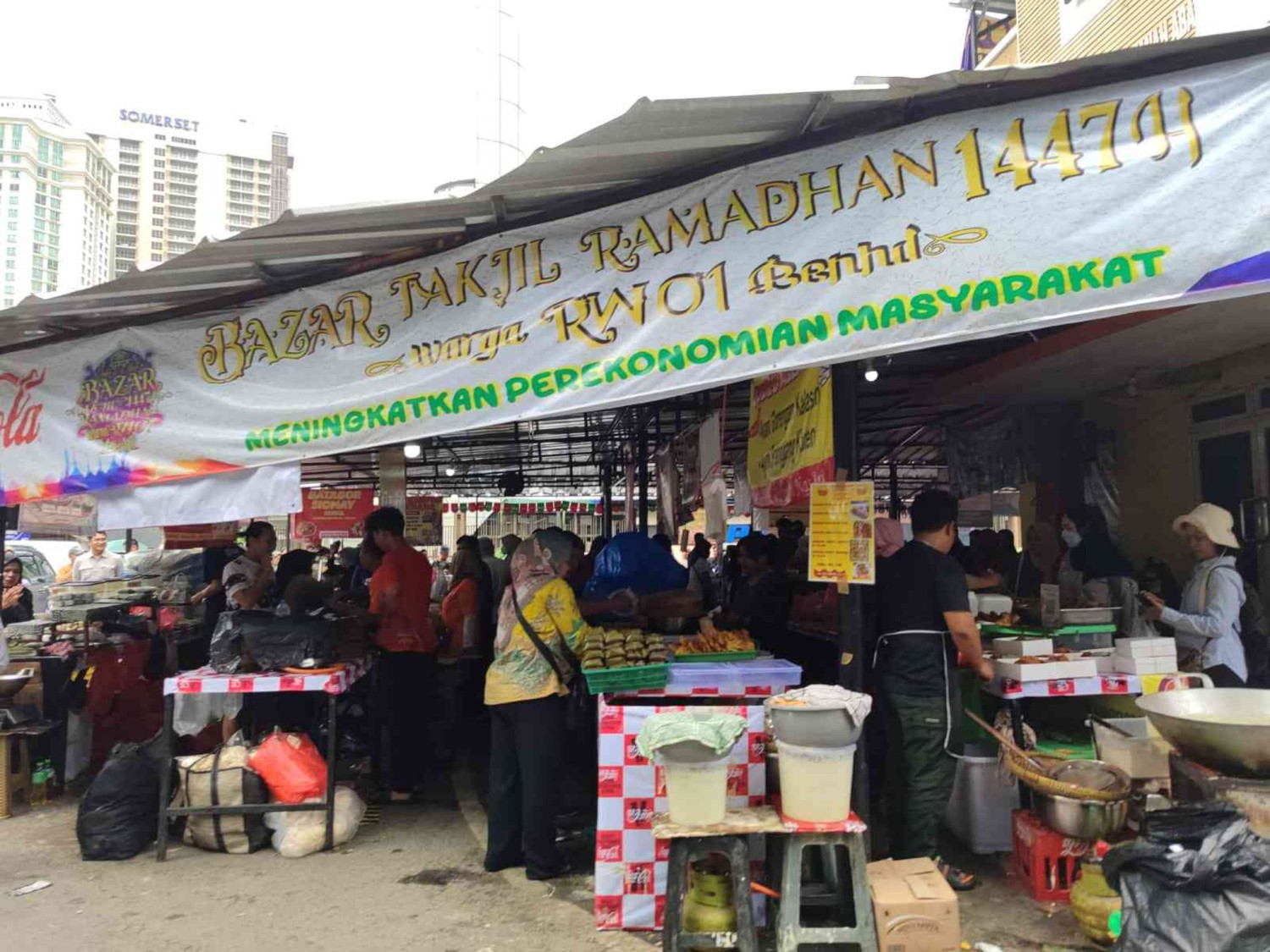 Takjil, Berburu Takjil di Benhil, Merayakan Kebersamaan lewat Kuliner Unik Berbagai Daerah