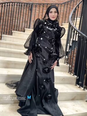 Feby Putri, resepsi feby putri, feby putri menikah di tangerang, feby putri dan adam febrian, resepsi feby putri dan adam febrian, calathea wedding venue, wedding nuansa monokrom, 9 Style Resepsi Feby Putri dan Adam Febrian di Tangerang, Nuansa Monokrom, 1. Makeup fresh look oleh Ikawati Fitria, 2. Hijab hitam simpel dan anggun, 3. Gaun hitam rancangan Anarav Label, 4. Detail floral 3D dan kristal berkilau, 5. Veil tipis berhias detail daun, 6. Alas kaki boots, 7. Tuxedo klasik Adam Febrian, 8. Detail boutonniere putih, 9. Kontras dengan dress code tamu