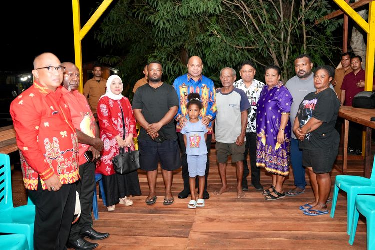 papua, Jayapura, ibu hamil meninggal, Irene Sokoy meninggal, Irene Sokoy, Kronologi Ibu Hamil dan Bayinya Meninggal Usai Ditolak 4 RS di Jayapura, Kronologi Ibu Hamil Ditolak 4 RS di Jayapura, Keluarga Menilai Pelayanan Lambat di RSUD Yowari, RS Dian Harapan Disebut Penuh, Rujukan Dialihkan, RSUD Abepura Menolak karena Ruang Operasi Direnovasi, RS Bhayangkara Penuh untuk BPJS, Keluarga Diminta Uang Muka, Irene Kejang dan Meninggal dalam Perjalanan, Respons Pemerintah Papua Usai Tragedi Irene
