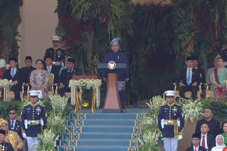 Prabowo, upacara penurunan bendera, peringatan HUT RI, 17 Agustus 2025, hut ke 80 ri, Prabowo Pakai Beskap dan Tanjak Melayu Saat Upacara Penurunan Bendera HUT Ke-80 RI