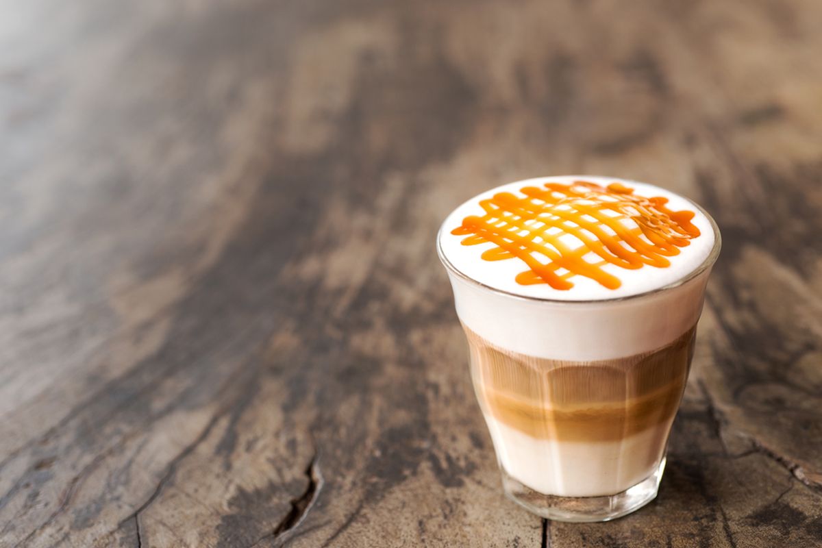 kopi, santan, coconut milk coffee, campuran kopi dan santan, Santan, manfaat santan untuk kesehatan, minum kopi, Campuran Kopi dan Santan, santan untuk kopi, santan pengganti krimer, kopi tanpa susu, kopi santan aman atau tidak, kopi non dairy alternatif, Coconut Milk Coffee Mulai Populer, Amankah Campuran Kopi dan Santan untuk Kesehatan Ini Kata Ahli