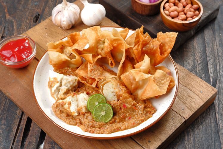 TasteAtlas, jajanan tradisional, 10 Camilan Tradisional Terbaik di Indonesia Versi TasteAtlas, 1. Batagor, 2. Pisang Goreng, 3. Pempek, 4. Gorengan, 5. Tempe Mendoan, 6. Odading, 7. Serabi, 8. Bakwan, 9. Tempe Goreng, 10. Otak-otak