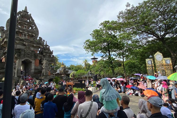 tempat wisata di Jakarta, Tempat Wisata di Jakarta, tempat wisata di Jakarta yang murah, tempat wisata di Jakarta yang lagi hits, tempat wisata di jakarta yang instagramable, tempat wisata di jakarta untuk long weekend, 9 Wisata di Jakarta untuk Long Weekend yang Ramah Transportasi Umum, 1. Kota Tua Jakarta, 2. Monumen Nasional (Monas), 3. Taman Margasatwa Ragunan, 4. Taman Mini Indonesia Indah (TMII), 5. Ancol, 6. Taman Ismail Marzuki, 7. Jakarta Aquarium, 8. Pantjoran PIK, 9. Moja Museum