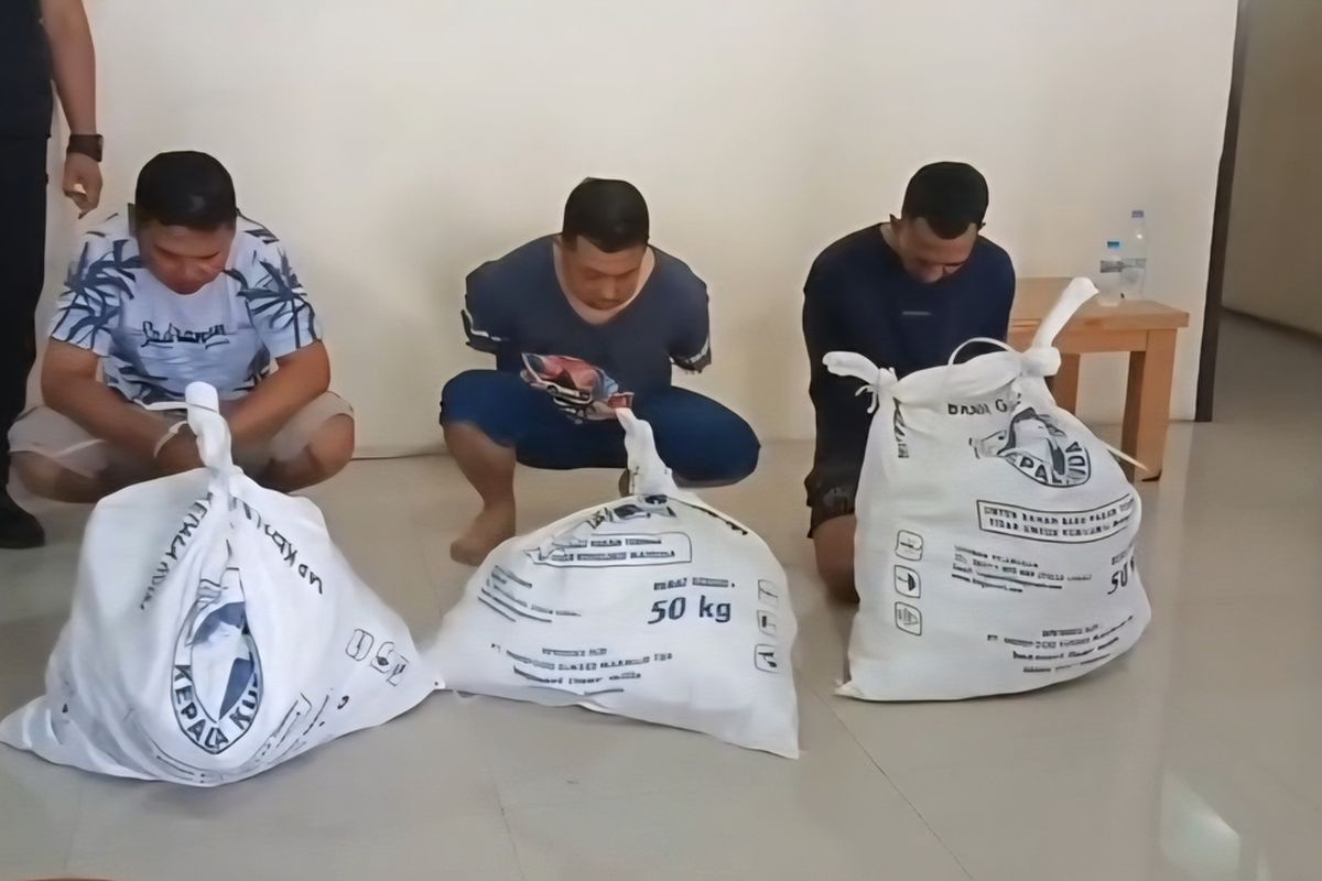 Bank Jateng, Wonogiri, Solo, SPI 2022, sopir bank jateng, sopir bank jateng bawa kabur Rp 10 miliar, sopir bank jateng bawa kabur 10 miliar, Anggun sopir Bank Jateng Wonogiri, sopir bank jateng ditangkap, 7 Fakta Sopir Bank Jateng yang Bawa Kabur Rp 10 Miliar, Ditangkap Saat Tidur di Rumah Baru, 1. Ditangkap saat Tidur di Rumah Baru, 2. Membeli Rumah dan Mobil dari Uang Curian, 3. Tiga Karung Uang Tunai Disita Polisi, 4. Tidak Beraksi Sendiri, Ada Pihak Lain yang Terlibat, 5. Tinggalkan Mobil Operasional di Karanganyar, 6. Aksi Kabur saat Polisi Pengawal ke Toilet, 7. Polisi Masih Lakukan Pemeriksaan dan Telusuri Aliran Dana