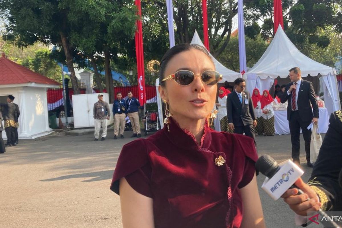 Wulan Guritno, istana merdeka, kemerdekaan Indonesia, upacara 17 agustus 2022, HUT ke 80 Indonesia, baju wulan guritno, busana wulan guritno, Wulan Guritno Anggun Berkebaya Merah di Upacara HUT Ke-80 RI di Istana Merdeka