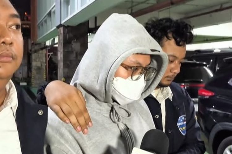 Polda Jabar, Polda Jawa Barat, ujaran kebencian, suku Sunda, Jejak Pelarian Streamer Resbob: Tersangka Ujaran Kebencian Ditangkap Setelah Diburu di 3 Provinsi, Bagaimana Proses Penangkapan Streamer Resbob?, Mengapa Resbob Dikejar Polisi?, Siapa Saja yang Terlibat dalam Pembuatan Konten Ujaran Kebencian?, Bagaimana Sikap Resbob Setelah Ditangkap?