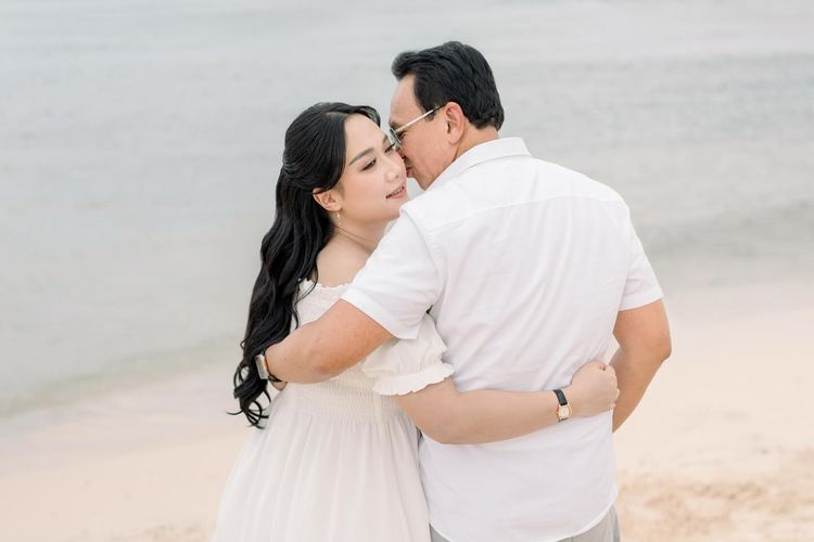 istri Ahok, Puput Nastiti Devi, ahok sekarang jadi apa 2025, istri basuki tjahaja purnama sekarang, puput nastiti devi hamil anak ketiga, 5 Style Puput Nastiti Devi Saat Foto Kehamilan Bareng Keluarga, Nuansa Putih, 1. Long dress putih, 2. Sentuhan kasual dengan sandal hitam, 3. Aksesoris, 4. Makeup: natural dan glowing, 5. Rambut: wavy dengan poni belah dua