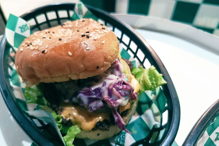 Surabaya, burger, Burger, Meksiko, cheeseburger, Ada Burger Bolong Isi Daging dan Potongan Nanas di Surabaya, Seperti Apa?