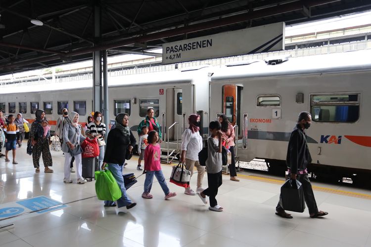 Kereta Api Indonesia, kereta api jarak jauh, stasiun favorit turis asing, stasiun favorit turis asing 2025, 10 Stasiun di Indonesia yang Jadi Favorit Turis Asing, Siapa Juaranya?