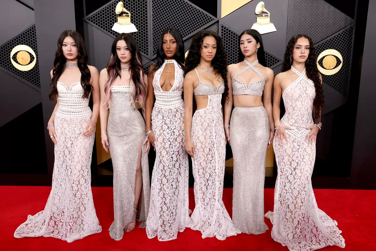 Grammy Awards, KATSEYE, anggota KATSEYE, Debut di Grammy 2026, KATSEYE Memukau dalam Balutan Gaun Serba Putih
