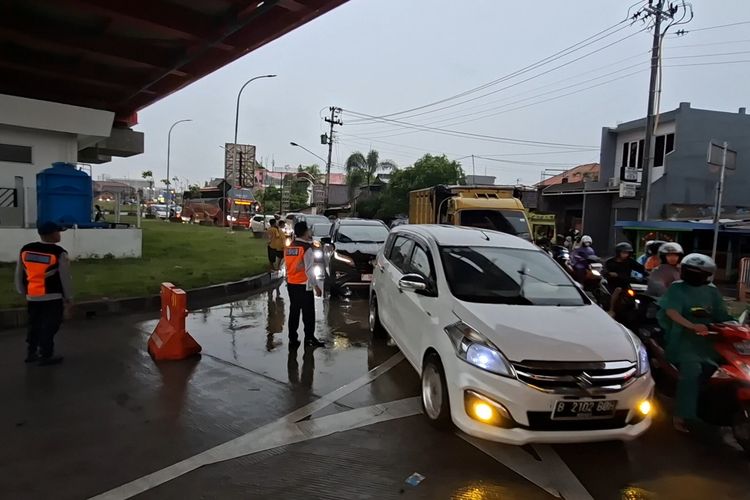 Jas Hujan, aturan lalu lintas, keselamatan berkendara, musim hujan, Pengendara Motor: Hindari Bahaya Berteduh di Flyover Saat Hujan
