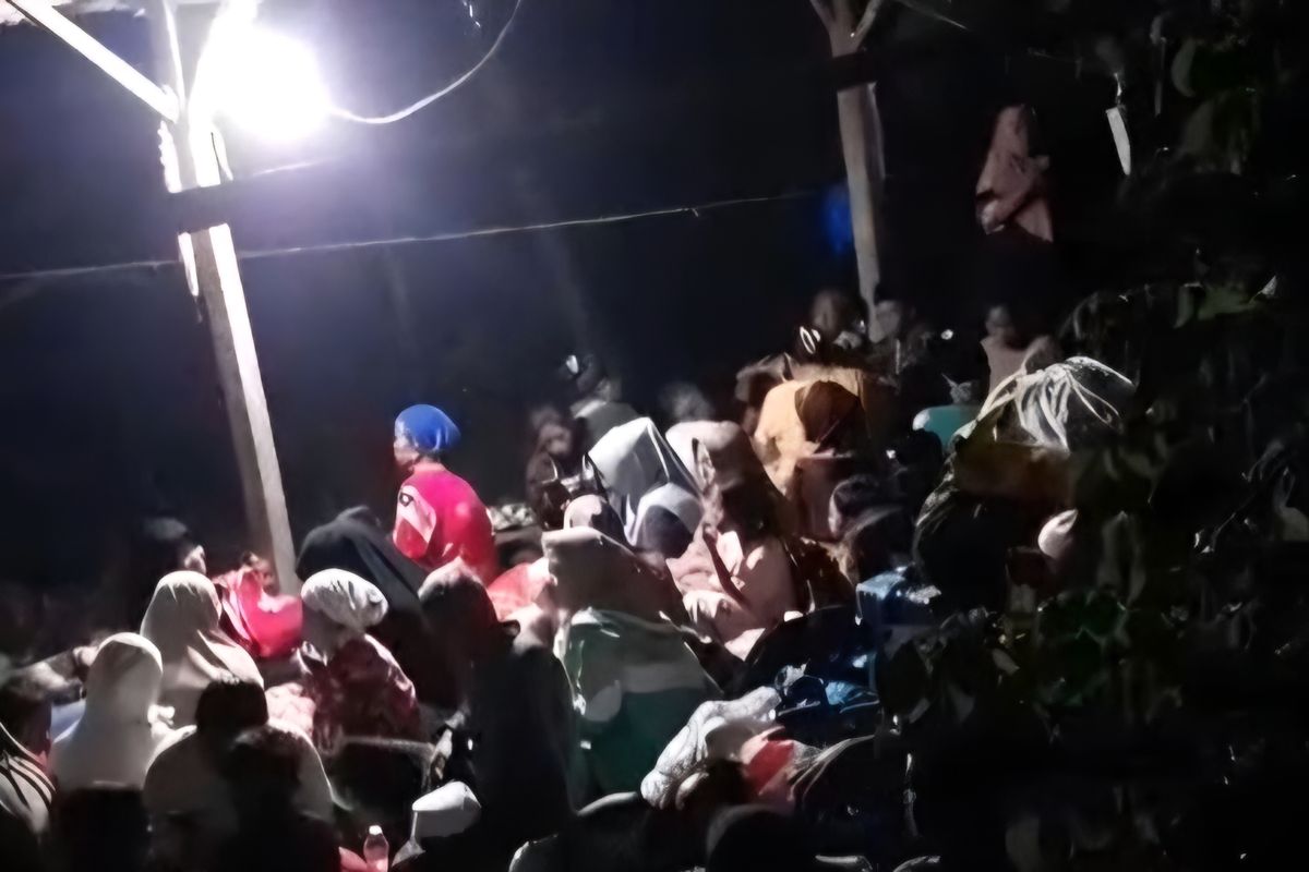 Banjir lahar, Semeru, banjir lahar Semeru, mengungsi, Jawa Timur, Lumajang, banjir lahar, Banjir lahar Semeru, Banjir Lahar Semeru Rendam 9 Rumah di Lumajang, Warga Mengungsi