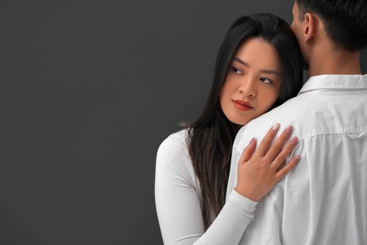 red flags, hubungan tidak sehat, Gaslighting, Gaslighting hingga Kontrol Berlebihan, Ini Red Flags Hubungan yang Tak Boleh Diabaikan, 1. Gaslighting dan sikap merendahkan, 2. Kontrol berlebihan dan posesif, 3. Ancaman dan kekerasan, 4. Mengisolasi dari teman dan keluarga