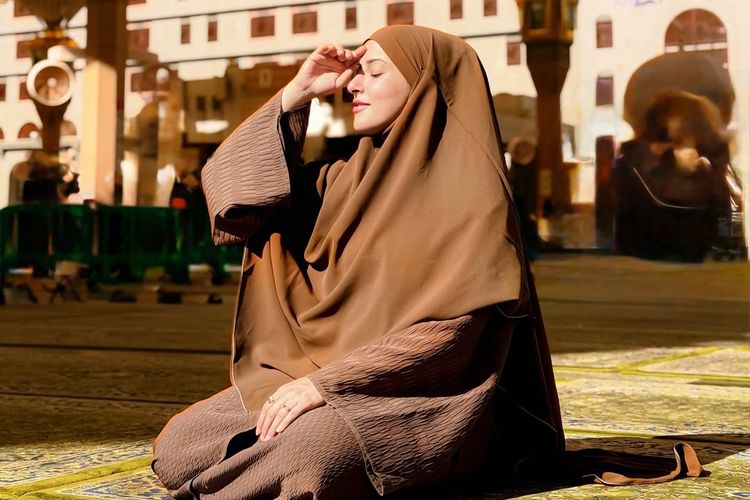 Tasya Farasya, busana umrah, 7 Gaya Busana Umrah Tasya Farasya, Bisa Jadi Inspirasi, 1. Outfit hitam untuk perjalanan, 2. Abaya warna nude dengan siluet longgar, 3. Paduan hijab senada untuk tampilan rapi, 4. Hijab cokelat tua dengan busana senada, 5. Busana serba cokelat gelap untuk malam hari, 6. Hijab simpel tanpa layering berlebih, 7. Tampilan bercadar hitam yang tertutup sempurna
