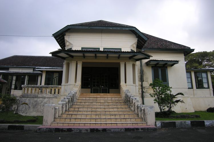 wisata kuningan, Wisata Kuningan, tempat wisata di kuningan yang lagi hits, wisata alam kuningan, wisata kuningan jawa barat, 20 Wisata di Kuningan Jawa Barat 2025 untuk Healing, 1. Gedung Perundingan Linggarjati, 2. Museum Situs Purbakala Cipari, 3. Cibulan, 4. Petilasan Prabu Siliwangi, 5. Situs Lingga, 6. Gedung Sjahrir, 7. Telaga Cicerem, 8. Telaga Remis, 9. Telaga Nilem, 10. Wisata Cipaniis, 11. Kebun Raya Kuningan, 12. Batu Luhur, 13. Bukit 1000 Bintang, 14. Woodland Kuningan, 15. Curug Putri Palutungan, 16. Taman Wisata Alam Linggarjati, 17. Curug Landung, 18. Wisata Cai Pinus, 19. Palutungan Camp, 20. Alun-Alun Kuningan