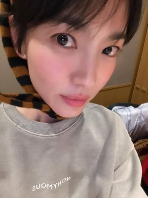 Song Hye Kyo, song hye kyo ulang tahun, ulang tahun song hye kyo, usia song hye kyo, outfit song hye kyo, Outfit Song Hye-kyo Saat Ultah ke-44, Youthful dengan Headscarf, Sweater abu-abu yang clean dan kasual, Headscarf, Riasan natural, Suasana ulang tahun yang hangat, Gaya minimalis
