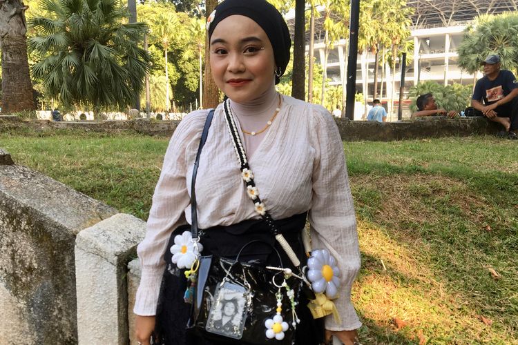 G-Dragon, World Tour Ubermensch 2025, K-Pop, Big Bang, K-pop, konser g-dragon jakarta 2025, fans g dragon, fashion ke konser GD, gaya penonton di konser GDragon, outfit konser gdragon, Intip 5 Gaya Penonton Konser G-Dragon Jakarta, Ada Airport Look GD yang Ikonik, 1. Airport look G-Dragon dengan scarf dan topi, 2. DIY rumbai dan mix style GD, 3. Blazer transformable dan celana jorts, 4. Aksesoris bunga daisy dari jepitan, 5. Vest batik dan one set tunik