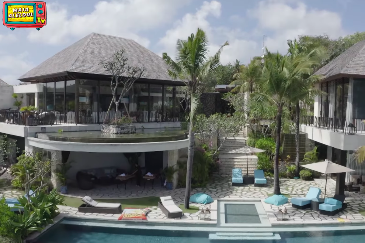 Irwan Mussry, Maia Estianty, vila Irwan Mussry di Bali, fasilitas vila Irwan Mussry, vila mewah Irwan Mussry, 6 Fasilitas di Vila Mewah Irwan Mussry, Ada Jacuzzi hingga Tempat Gym, Kamar tidur dengan pemandangan laut, Ruang makan nuansa kayu yang simpel, Main living room dengan dinding kaca, Balkon, tempat berkumpul dan menikmati sunset, Tempat gym, Kolam renang dan jacuzzi