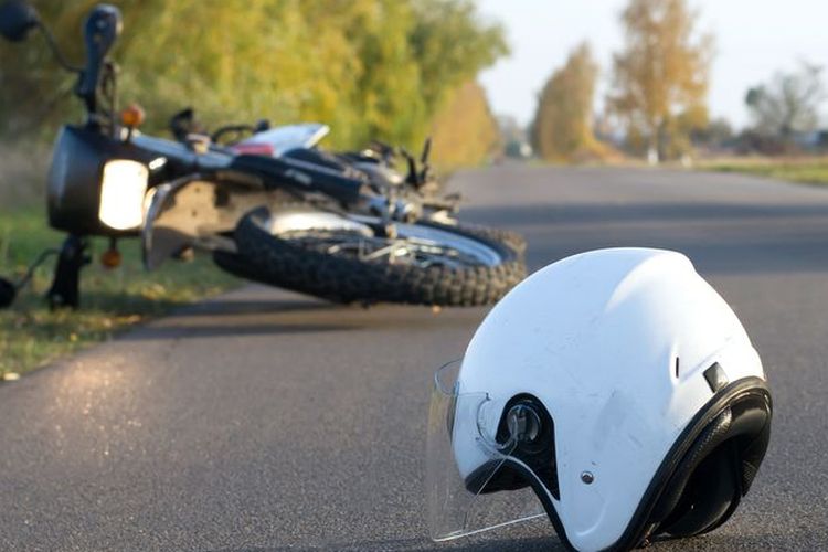 cuaca ekstrem, jalan licin, Waspada Jalan Licin: Tips Aman Berkendara Motor Saat Hujan