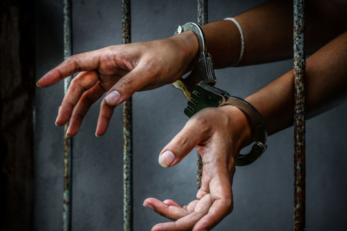 senjata api rakitan, Sumedang, senjata api ilegal, senpi rakitan, Pabrik Senjata Api Ilegal Sumedang Digerebek, Berawal dari Maraknya Aksi Kejahatan di Jakarta, Kronologi Pengungkapan, Lima Pelaku Ditangkap, Penggeledahan Gudang Senjata, Tren Kriminalitas Senpi Rakitan 2025