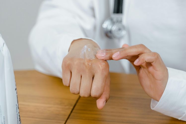 salep luka, plester luka, Perbedaan salep dan plester, perawatan luka, cara mengobati luka, perbedaan salep dan plester, tips merawat luka, beda plester dan salep, Salep Vs Plester Luka, Ini Fungsinya dan Kapan Harus Digunakan