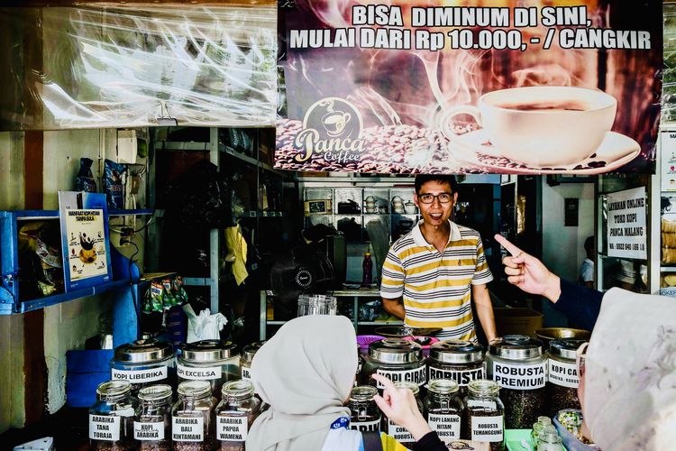 Malang, Libur Akhir Tahun di Malang, Ini Pilihan Aktivitas yang Bisa Dicoba, 1. Bukit Banyak: Menikmati City Light dari Ketinggian, 2. Pos Ketan Legenda 1967: Kulineran Hangat di Malam Tahun Baru, 3. Kampoeng Heritage Kajoetangan: Rayakan Pergantian Tahun Bergaya Tempo Dulu, 4. Pasar Oro-Oro Dowo: Hunting Kuliner Tradisional, 5. Kawasan Stasiun Malang Baru dan Tugu Malang