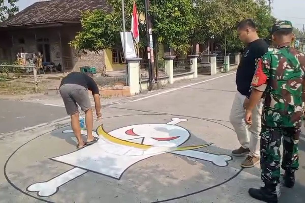 One Piece, Sragen, wrapup, mural One Piece, mural one piece dihapus, mural one piece di sragen, mural one piece di sragen dihapus, dandim sragen, Kronologi Penghapusan Mural One Piece di Karangmalang Sragen yang Viral di Media Sosial, Kronologi Penghapusan Mural One Piece di Karangmalang Sragen, Warga Menyayangkan Penghapusan Mural One Piece, Alasan Penghapusan Mural Diungkap Dandim Sragen, Dandim Sragen Tegaskan Tidak Ada Intervensi, Bupati Sragen Sebut Tren One Piece Sebagai Bentuk Ekspresi Warga, Bupati: Gambar One Piece di Ruang Publik Tak Masalah Asal Dapat Izin