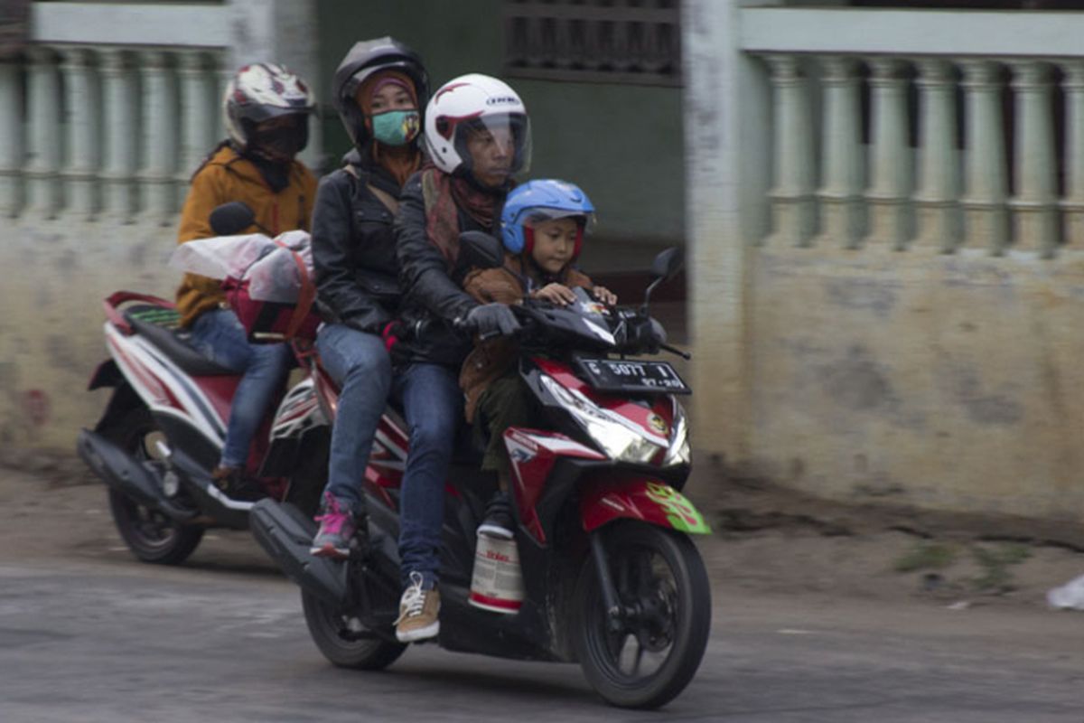 membonceng anak, Bahaya Anak Duduk di Depan, Motor Bisa Meluncur Tak Terkendali