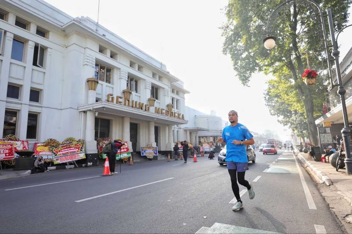 Sehari Jalan-Jalan di Braga: dari Ngopi hingga Wisata Sejarah, 1. Pagi: Menyusuri Jejak Sejarah di Museum Konferensi Asia Afrika, 2. Isi Energi Siang Hari di Warung Ngonah, 3. Keliling Bandung Naik Bandros, 4. Rehat Sambil Ngopi di Kopi Toko Djawa