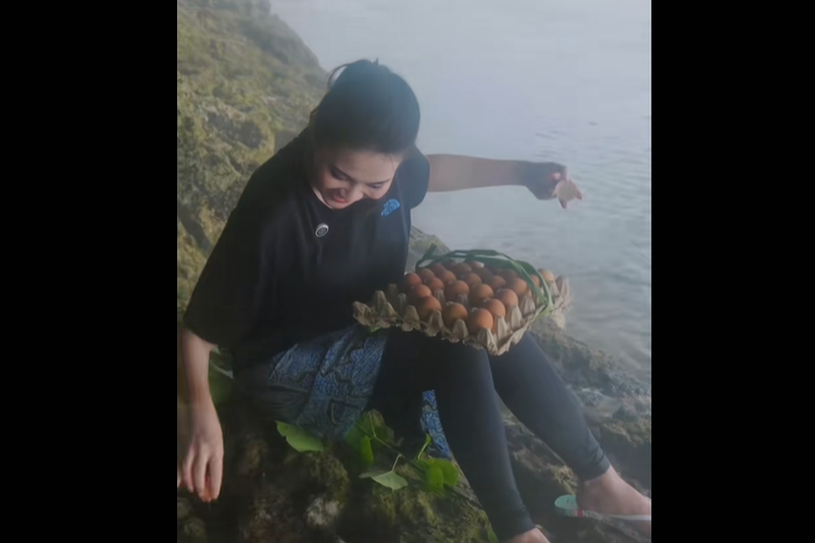 Lokasi Pantai Air Panas, gubernur maluku utara sherly tjoanda, pantai air panas tawa, pantai air panas maluku utara, lokasi pantai air panas, daya tarik pantai air panas maluku utara, Gubernur Maluku Utara Rebus Telur di Air Laut, di Mana Lokasinya?