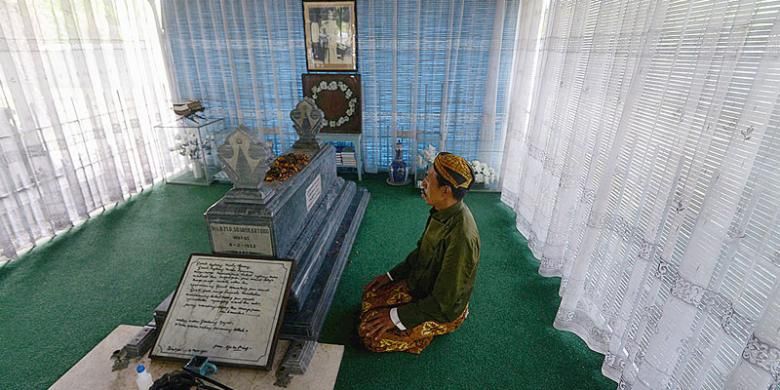 Sosrokartono, Mengenal RMP Sosrokartono, Kakak RA Kartini Sang Poliglot Penguasa 26 Bahasa, Sang Poliglot, Wartawan Perang dengan Gaji Miliuner, Pulang ke Tanah Air: Menjadi Guru Bangsa, Akhir Perjalanan Sang Jenius