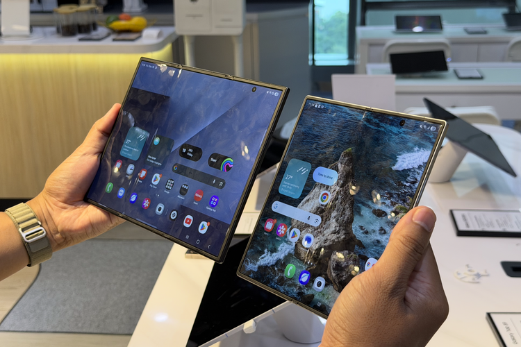 Samsung, HP lipat tiga, smartphone, Samsung Galaxy Trifold, Pertama Kali Genggam Samsung Galaxy TriFold, HP Lipat Tiga yang Ringkas